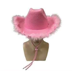 Gedetailleerd overzicht van roze cowboyhoed met donzige witte veerand en verstelbare kinband.
