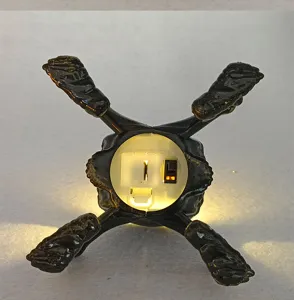 Nahaufnahme der Halloween Skeletthand LED Nachtlicht Unterseite mit Batteriefach Schalter.