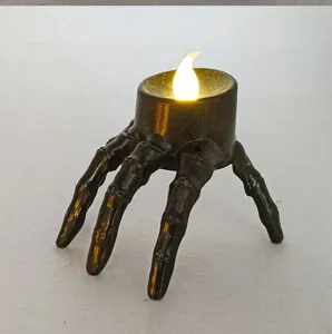 Detailansicht einer gruseligen Skeletthand LED Nachtlampe für Halloween Dekoration.