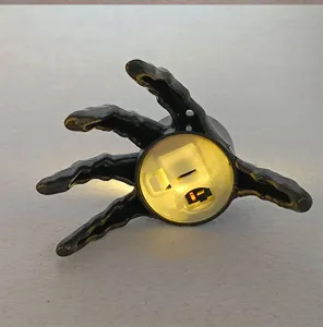 Nahaufnahme Detail der Halloween Skelett Hand LED Nachtlicht, schwarze Klaue mit warmem Licht.