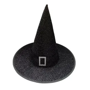Détail en gros plan du chapeau de sorcière à paillettes noires avec boucle strass étincelante.