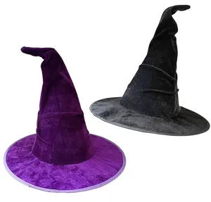 Gros plan sur la texture du chapeau de sorcière en velours doux, montrant les détails des plis.