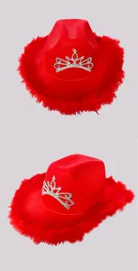 Rode strass kroon veer cowboyhoed detail, perfect voor feestjes en festival outfits.