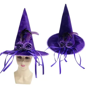 Sombrero de bruja de terciopelo morado con plumas negras y rosas para fiesta de Halloween.