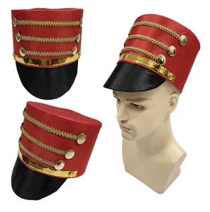 Vista detallada del sombrero de banda de música rojo con ribete dorado y visera negra para fiestas.