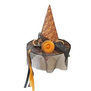 Detailansicht des Halloween-Hexenhuts, orangefarbener Spitzenkegel, schwarzer Schleier und Blume.