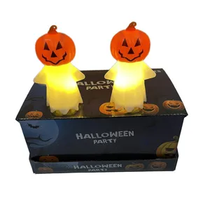Vue détaillée de jolies veilleuses fantôme citrouille lumineuses d'Halloween sur boîte.