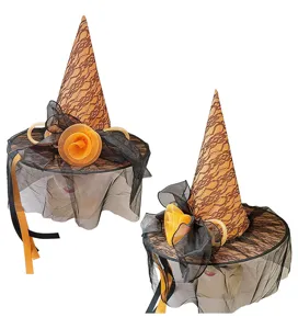 Oranger Spitzen-Hexenhut im Detail, schwarzer Netzschleier und Blumendekor für Halloween.