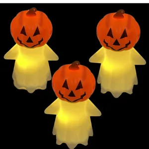 Gros plan détail de la jolie lampe de nuit fantôme citrouille lumineuse LED pour déco.