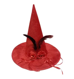 Primer plano del sombrero de bruja rojo, terciopelo suave con pluma negra y rosa de tela.