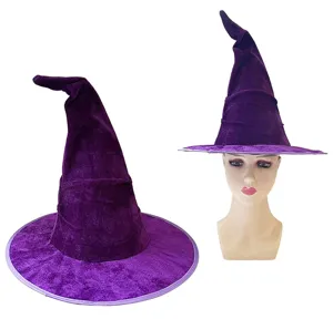 Vue détaillée du chapeau de sorcière en velours violet pour Halloween, design classique.