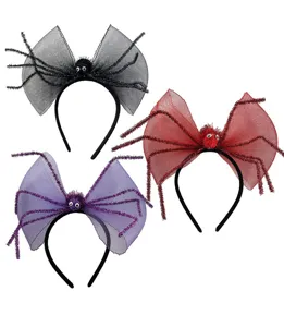 Primer plano detallado de la diadema de araña de Halloween con lazo de tul negro.