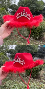 Rode veren western cowboyhoed met strass tiara, perfect accessoire voor feestjes en festivals.