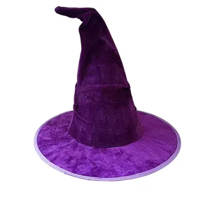 Détail de chapeau de sorcière en velours violet, accessoire de costume pointu d'Halloween.
