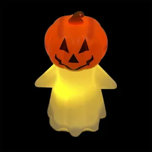 Gros plan sur la veilleuse fantôme citrouille lumineuse, décor parfait d'Halloween.