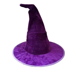 Détail de chapeau de sorcière en velours violet avec design pointu et texture douce.