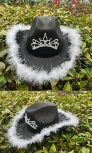 Zwarte western cowboyhoed met pluizige witte veren en sprankelende strass kroon detail.