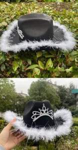 Zwarte western cowboyhoed met witte veren rand en strass kroon voor feest kostuum evenementen