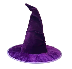 Détail chapeau de sorcière velours violet, texture douce velours, costume Halloween classique.