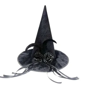 Vista detallada del sombrero de bruja de terciopelo negro con plumas y cintas.