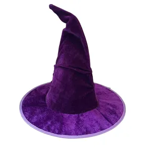 Détail de chapeau de sorcière en velours violet, accessoire de costume pointu classique.
