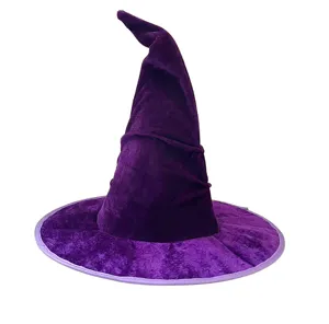 Detail chapeau de sorciere en velours violet, coiffe pointue magique pour Halloween.