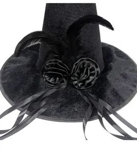 Primer plano del sombrero de bruja negro de terciopelo con plumas, rosas de tela y cintas.