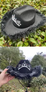 Zwarte westerse cowboyhoed met veren rand en strass tiara, perfect voor feestjes en verkleed.