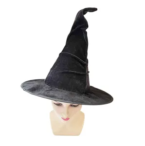 Vue détaillée du chapeau de sorcière en velours noir, accessoire idéal pour Halloween.