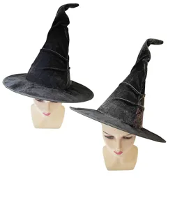 Gros plan sur les details du chapeau de sorciere en velours noir avec motif violet, Halloween.