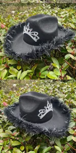 Zwarte cowboyhoed met strass kroon, brede rand en veren franje voor feestelijke kleding.