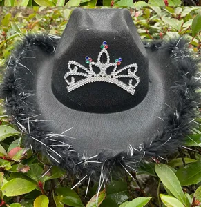 Mooie detailopname van de zwarte western cowboyhoed met verenrand en sprankelende strass kroon.