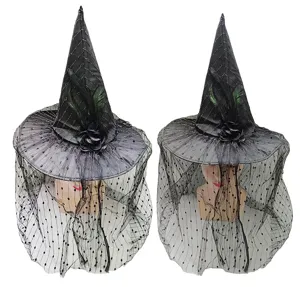 Primo piano dettagliato dell'elegante cappello da strega nero con fine velo in pizzo e rosa.