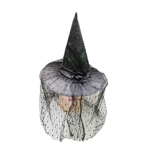 Dettaglio cappello da strega nero, decorazione di rosa e piuma per festa cosplay