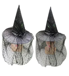Dettagli del cappello da strega nero di Halloween con velo a rete, rosa e piume decorative.