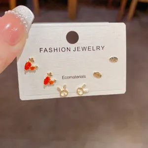 Vue détaillée du set de boucles d'oreilles lapin carotte, bijoux de mode mignons.