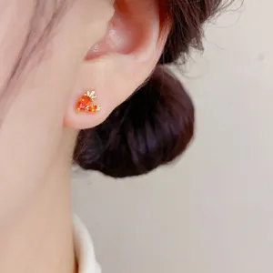 Jolies boucles d'oreilles carotte pour femmes, design mignon et minimaliste pour le bureau.