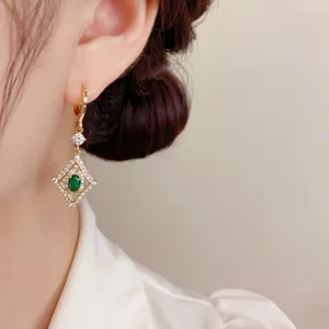 Orecchino a rombo con pietra verde e zirconi stile vintage dettaglio gioiello oro