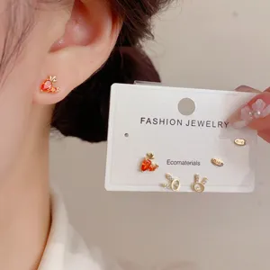 Joli ensemble de boucles d'oreilles lapin et carotte, bijoux dorés pour le quotidien.