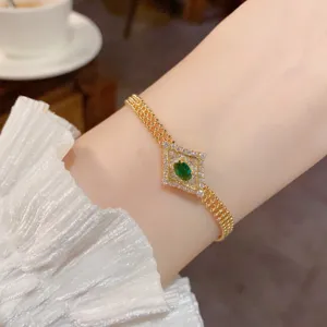 Primo piano di un bracciale a catena d'oro multi-filo in zircone verde stile francese