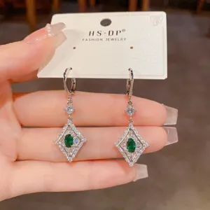 Squisiti orecchini pendenti in cristallo verde geometrico con pavé di zirconi.