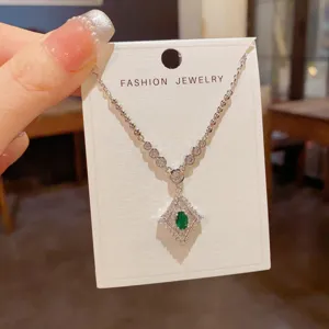 Collana girocollo smeraldo zircone a forma di rombo retro moda lusso vista dettagliata