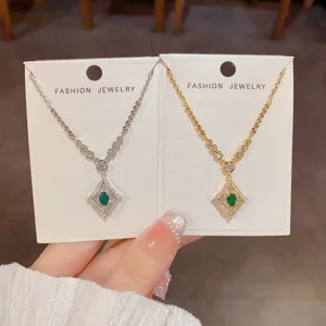 Dettaglio collana vintage in zircone a forma di diamante, elegante ciondolo pietra verde.