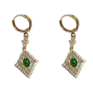 Orecchini a cerchio con zirconi rombo e pietra verde per donne, gioielli di modo eleganti.