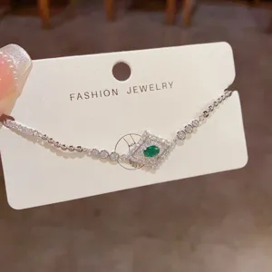 Bracciale con perle di metallo zircone diamante lusso rétro francese vista dettagliata.