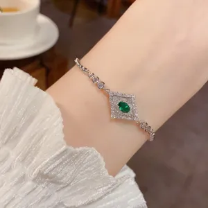 Dettaglio bracciale in zircone e perle metalliche retrò, design elegante quotidiano.