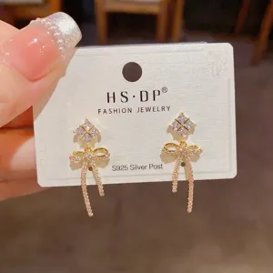Detailansicht der 925 Silber Zirkon Schleife Ohrringe, funkelnder Luxus Schmuck für Frauen.
