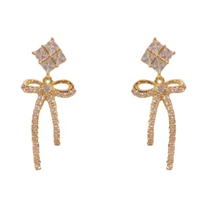 Elegante goldene Schleifen-Ohrringe mit funkelnden Zirkonia Steinen, ideal für luxuriöse Mode.