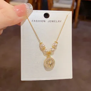 Collana di perle con ciondolo a stella, zirconi scintillanti e catena dorata elegante.