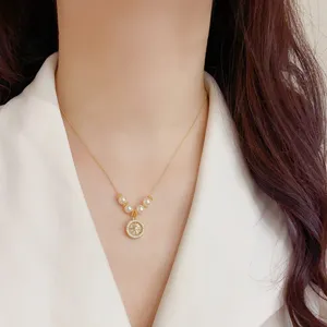 Delicata collana girocollo dorata con ciondolo a stella in zircone brillante e perle eleganti.